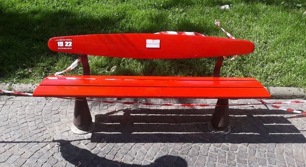 Fuorigrotta: La panchina rossa simbolo della lotta alla violenza delle donne.