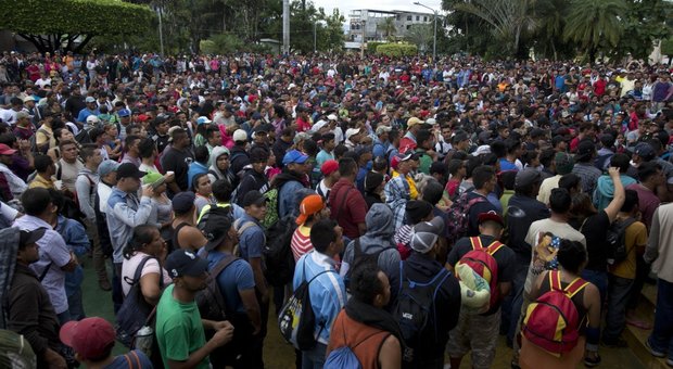 Carovana di 7mila migranti verso gli Usa. Trump: «Emergenza nazionale, ho allertato l'esercito»