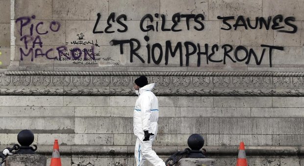 Gilet gialli, terzo morto ad Arles: Macron pronto allo stato d'emergenza