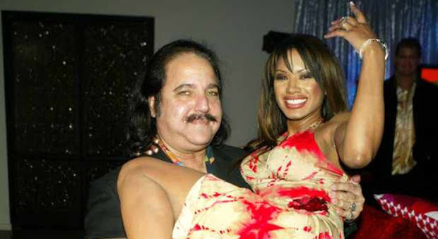 Il re dei porno arrestato per stupro: tre donne accusano Ron Jeremy, rischia l'ergastolo