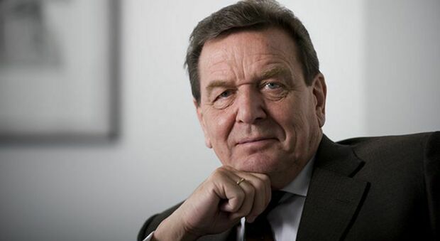 L'ex cancelliere Schröder offre la cena a un imprenditore, ma lui spende troppo: «Non pago». Arriva la polizia