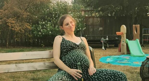Amanda Knox di nuovo mamma, la foto incinta con la bottiglia in mano scatena le polemiche