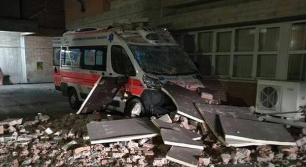 Case crollate e due feriti a Arquata. Ospedale evacuato a Amandola -Diretta