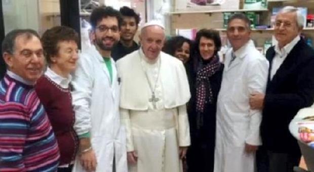 Papa Bergoglio “tradisce” con una sanitaria l'amico calzolaio Samaria