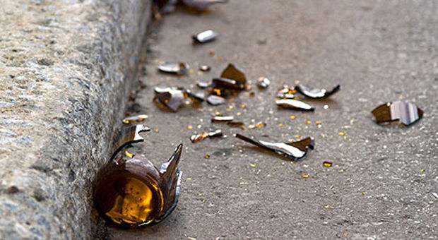Ubriaco lancia bottiglie di vetro contro le auto: 35enne nei guai