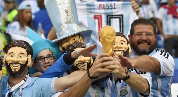 Due ultrà Argentina sbagliano città e non vedono la partita, Putin gli regala i biglietti per il match