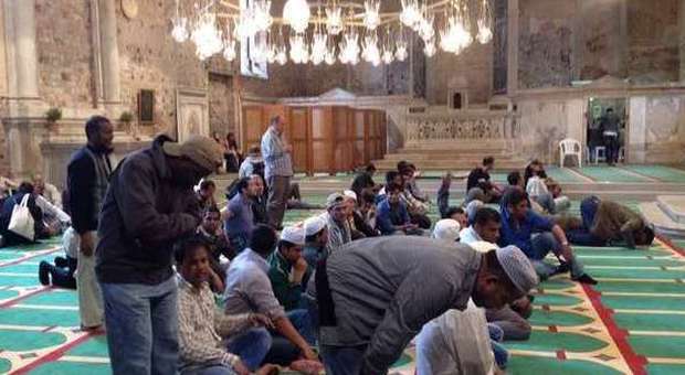 I fedeli pregano nella moschea