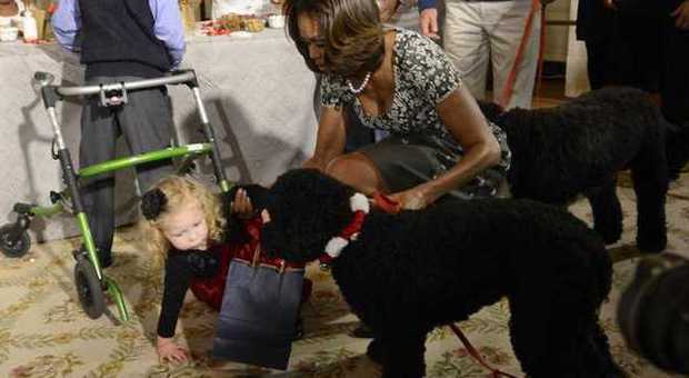 Il cane degli Obama “travolge” e fa cadere la bimba ospite alla Casa Bianca: Michelle la consola