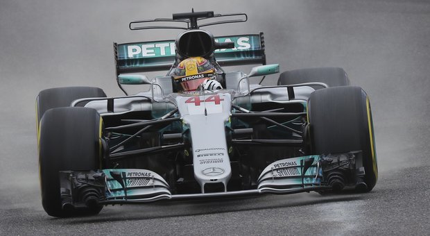 Gp del Giappone, Hamilton in pole: Vettel partirà secondo. Decimo posto per la Ferrari di Raikkonen