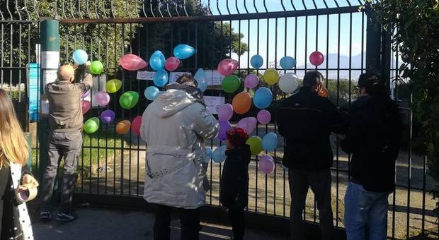 Napoli, palloncini colorati contro il degrado: la singolare protesta per la chiusura dei parchi