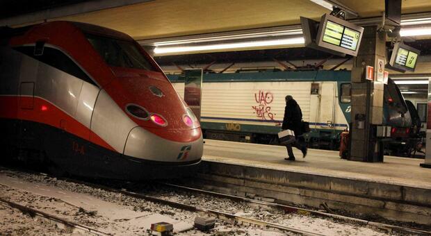 Un treno fermo sulla tratta Roma-Napoli via Formia: linea sospesa verso Nord. Cosa sta succedendo