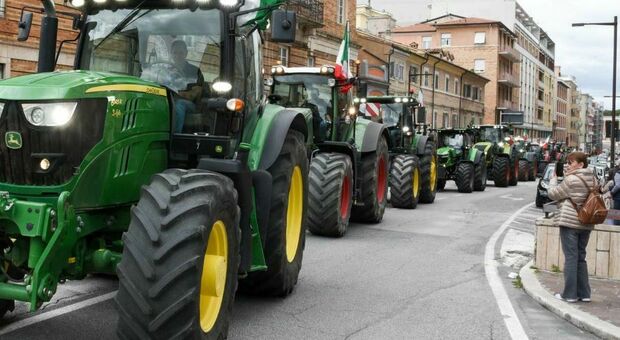 Politiche europee, torna la protesta dei trattori: presidio a Piediripa