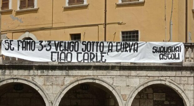 Mazzone, i funerali: bandiere, striscioni e cori ad Ascoli