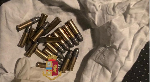 Napoli, ritrovati 19 proiettili nascosti in una pietra in tufo