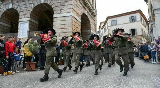 Musica della Fanfara in centro a Macerata: i Bersaglieri conquistano tutti