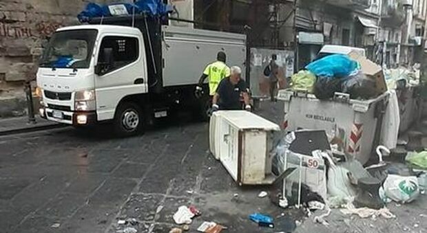 Forcella invasa dai rifiuti, l'ennesimo intervento di Municipalità e Asia