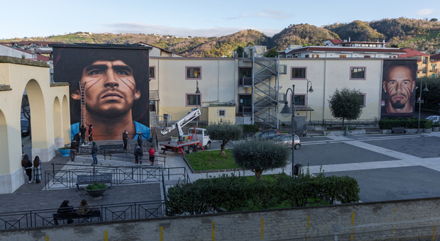 Jorit inaugura il nuovo murale di Maradona a Quarto: ecco scritte e messaggi segreti del writer più famoso d'Italia
