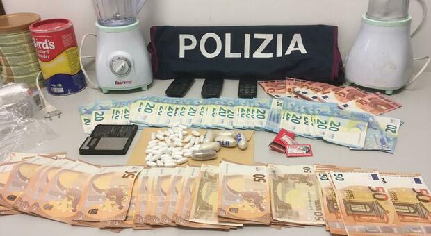 Foligno, blitz antidroga della polizia: doppio arresto, sequestrati 60 ovuli di eroina e 5mila euro in contanti.