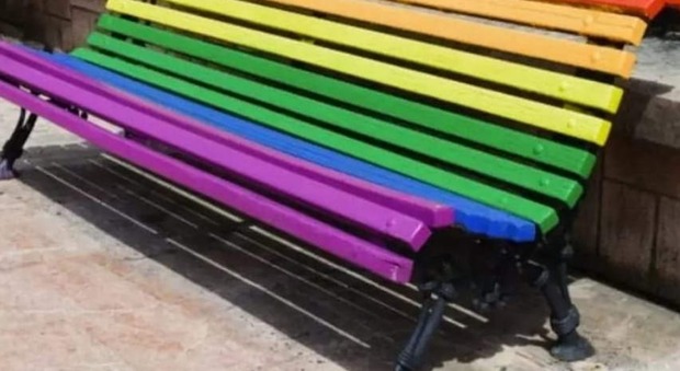 La panchina arcobaleno ha solleveato un mare di polemiche all'interno dell'amministrazione comunale