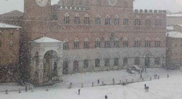 Neve e gelo su mezza Italia: Siena imbiancata, domani scuole chiuse