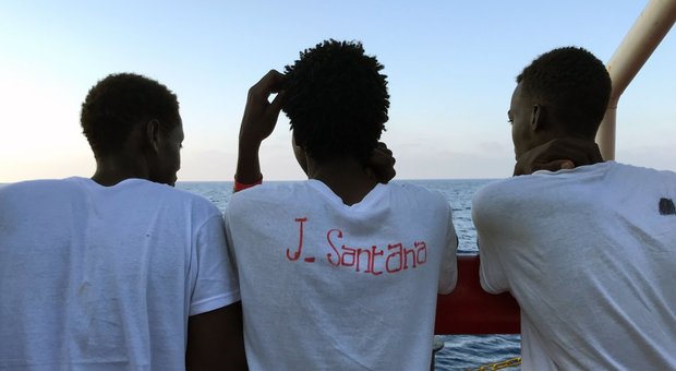 Gommone affonda al largo della Libia. Mediterranea: «Nave di Lifeline soccorre 101 migranti»