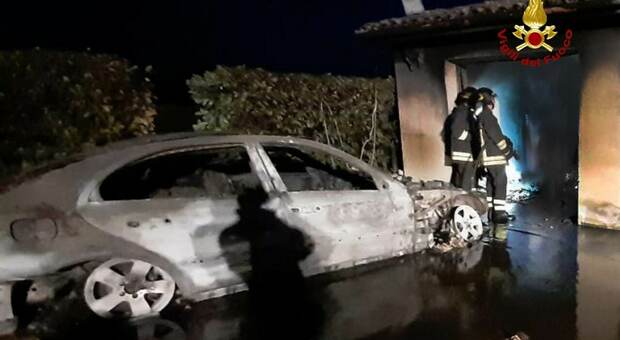 Paura nella notte, l'auto parcheggiata nel garage distrutta da un incendio
