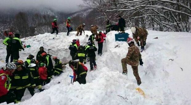 Rescue operations at hotel Rigopiano which was hit by an avalanche in Farindola (Pescara), Abruzzo region, Italy, 20 January 2017. ANSA / stringer