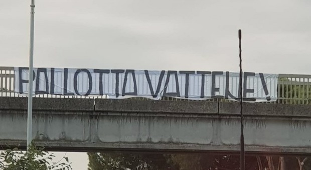Roma, striscione dei tifosi contro il presidente «Pallotta Vattene»