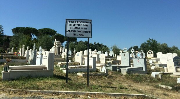Roma, «più morti a ottobre». I cimiteri vanno in tilt: stop alle cremazioni