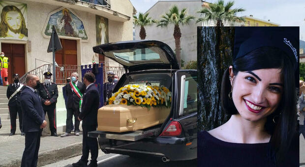 Strage funivia, folla ai funerali di Serena Cosentino. La mamma in lacrime colpita da malore