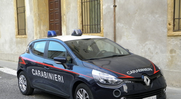 Maltratta la compagna e picchia la figlia di 10 mesi: intervegono i carabinieri