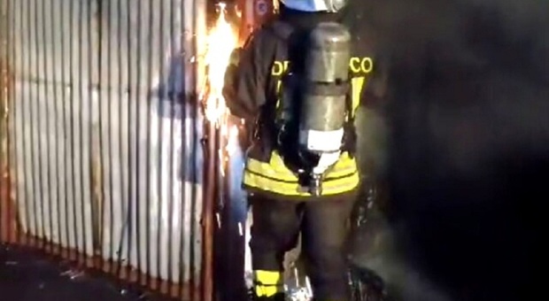 Pagani, incendio nella notte in un deposito: indagini in corso