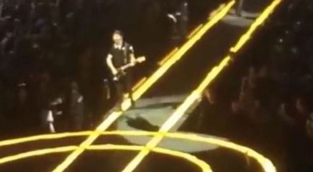 U2, incidente per The Edge: cade dal palco durante il concerto a Vancouver