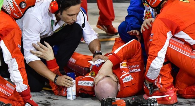 Meccanico della Ferrari travolto da Raikkonen al pit stop del Gran premio del Bahrain