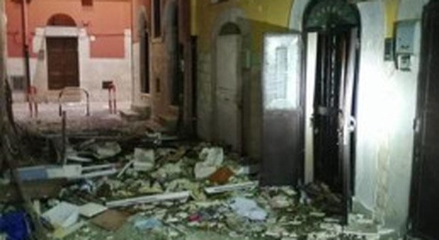Crolla una palazzina a Barletta dopo l'esplosione: tre feriti