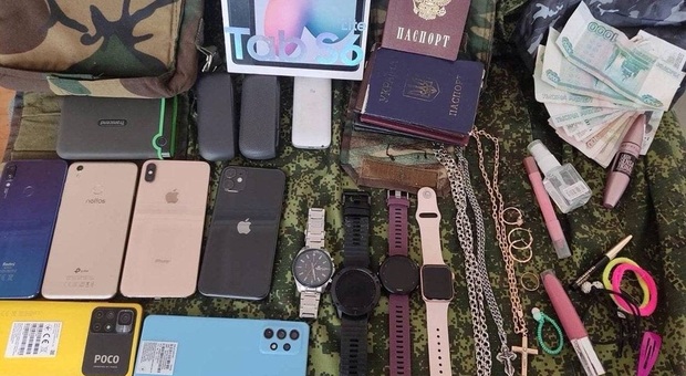 Il bottino di un soldato russo catturato, nello zaino monete dell'Urss, Iphone Apple e gioielli