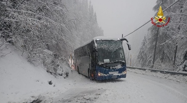Maltempo nel bellunese, isolata la frazione di Selle: tre bus impantanati nella neve