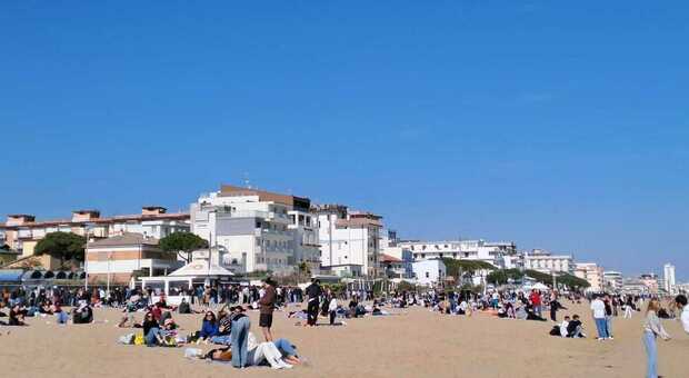 Beve alcolici in spiaggia a Pasquetta, scatta la maxi multa da 200 euro