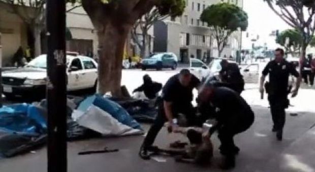 Los Angeles, polizia spara e uccide un senzatetto: la scena in un video choc
