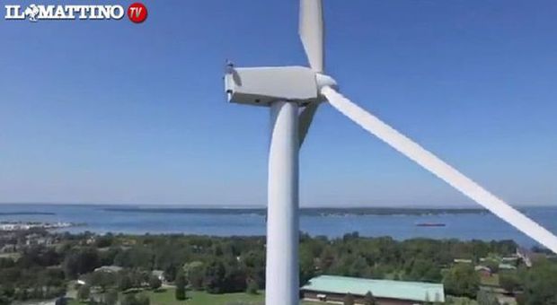 Riprende la pala eolica con il drone: sopra c'è qualcosa di incredibile| Video