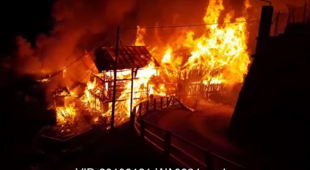 Paese in fiamme: a fuoco 6 case, tra residenze e antichi tabià