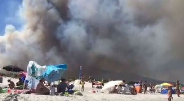 Maxi incendio in Gallura: case avvolte dalle fiamme, turisti fuggono in spiaggia