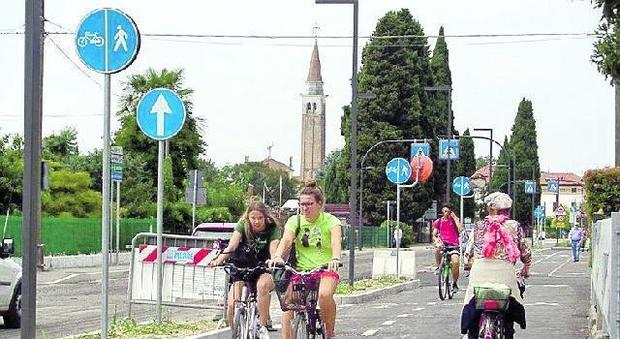 Pedoni e ciclisti finalmente sicuri in via Zermanesa