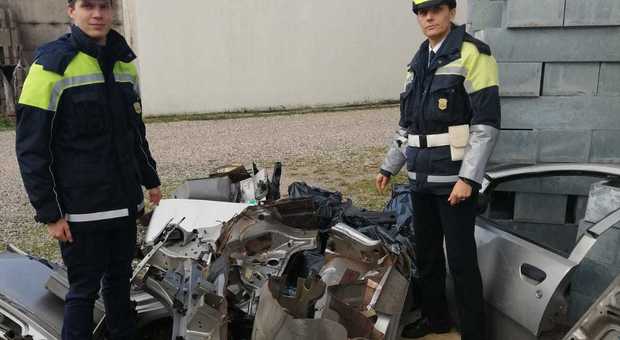 Pezzi dell'auto "rottamata" recuperati dalla polizia locale