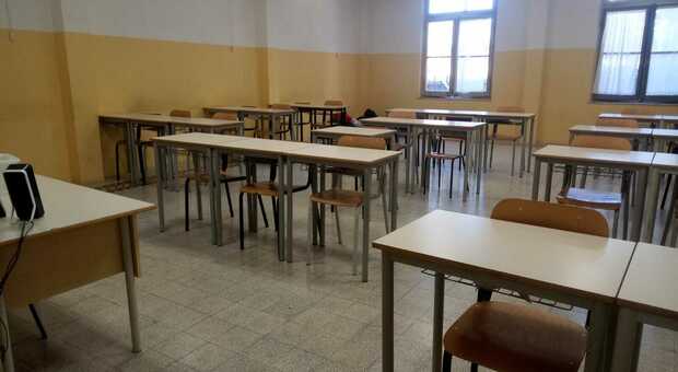 Un'aula vuota: nelle Marche crescono i casi di didattica a distanza per il Covid