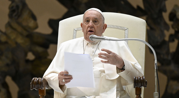 Papa Francesco ha «difficoltà respiratorie»: continua la cura per l'infiammazione polmonare Ridotti gli impegni pubblici