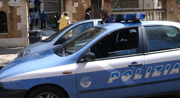Roma, pistole, cocaina e ordigni chiodati nascosti in casa: trentenne arrestato