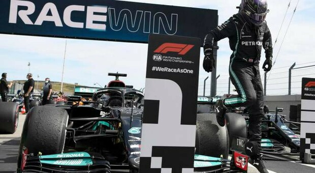 Lewis Hamilton esce dalla Mercedes dopo aver dominato il Gran Premio a Portimao