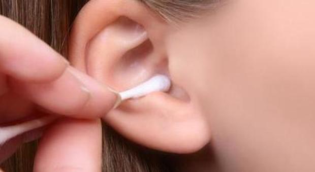 Bastoncini di cotone pericolosi per le orecchie: "Ogni giorno 34 bambini in ospedale"