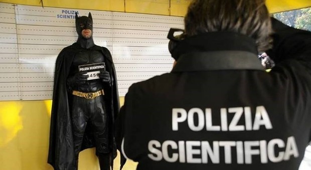 Arrestato Batman e fotosegnalato dalla scientifica, lo scherzo di Carnevale della Polizia